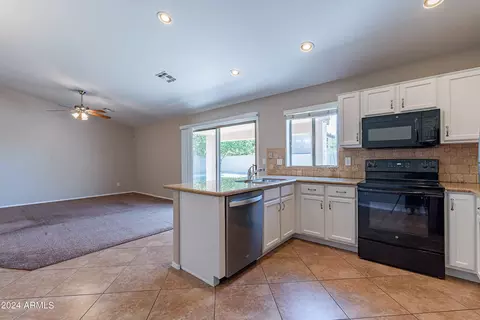 Kitchen - 10249 E Dolphin Ave, Mesa, AZ 85208 photo 4 of 7