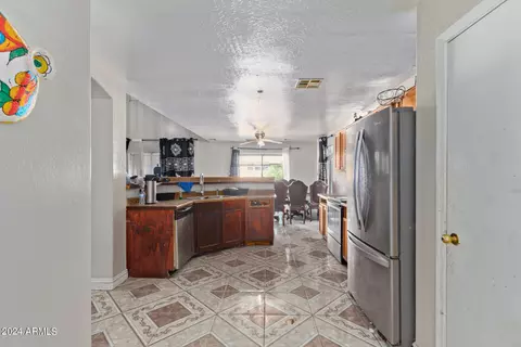 Kitchen - 2936 S 73rd Ln, Phoenix, AZ 85043 photo 2 of 3
