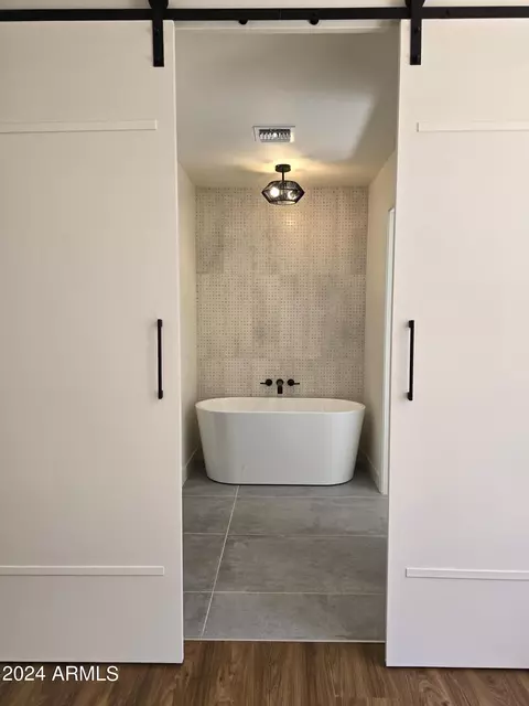 Bath - 5347 E Sheridan St, Phoenix, AZ 85008 photo 2 of 7