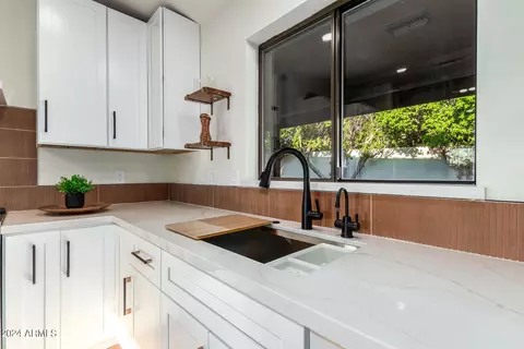 Kitchen - 5347 E Sheridan St, Phoenix, AZ 85008 photo 4 of 8