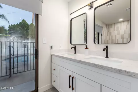 Bath - 5347 E Sheridan St, Phoenix, AZ 85008 photo 3 of 7
