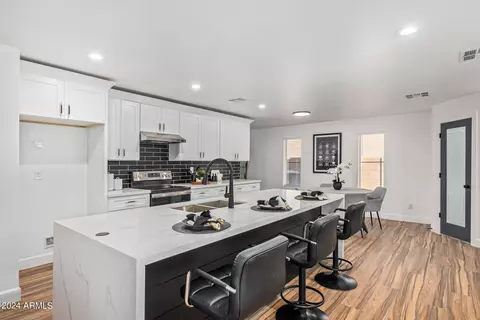 Kitchen - 4233 E Raven Rd, Phoenix, AZ 85044 photo 4 of 6