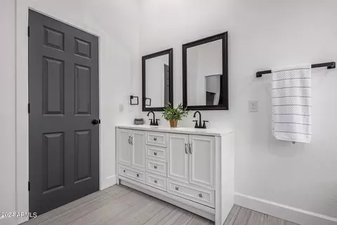 Bath - 4233 E Raven Rd, Phoenix, AZ 85044 photo 4 of 5