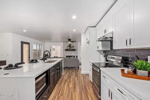 Kitchen - 4233 E Raven Rd, Phoenix, AZ 85044 photo 5 of 6