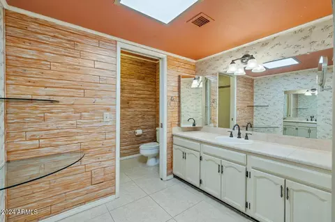 Bath - 1237 E Palacio Dr, Phoenix, AZ 85014 photo 1 of 3