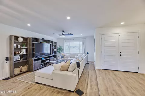 Living - 2849 E Beryl Ave, Phoenix, AZ 85028 photo 1 of 2