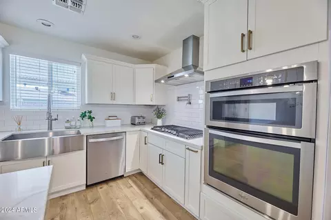 Kitchen - 2849 E Beryl Ave, Phoenix, AZ 85028 photo 2 of 4