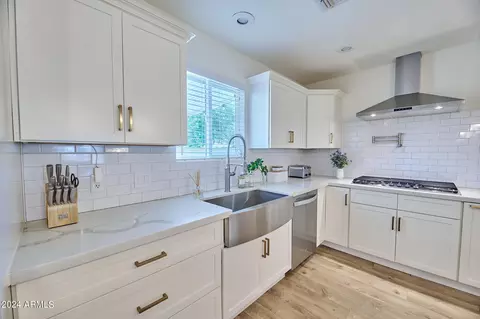 Kitchen - 2849 E Beryl Ave, Phoenix, AZ 85028 photo 3 of 4