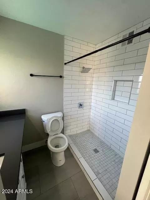Bath - 3907 E Aster Dr, Phoenix, AZ 85032 photo 3 of 5