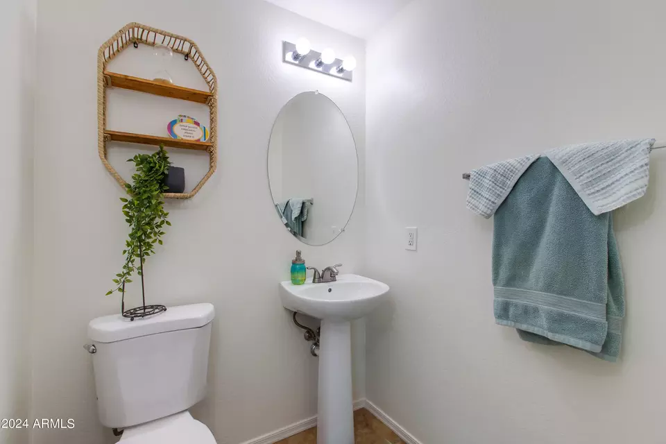 Bath - 1526 N 81st Ln, Phoenix, AZ 85043 photo 1 of 5