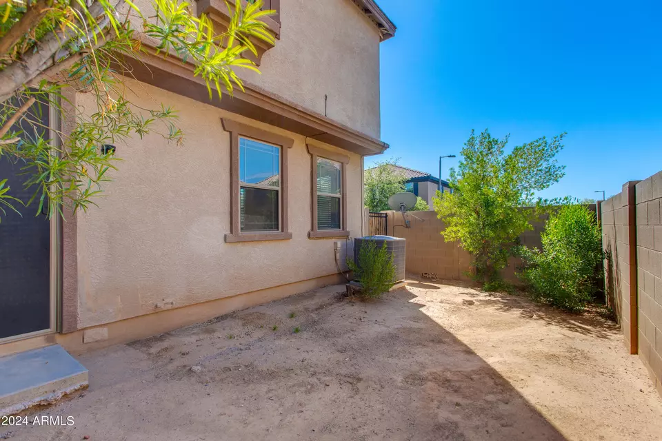 Exterior - 1526 N 81st Ln, Phoenix, AZ 85043 photo 6 of 10