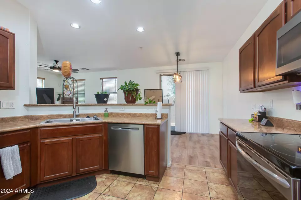 Kitchen - 1526 N 81st Ln, Phoenix, AZ 85043 photo 4 of 6