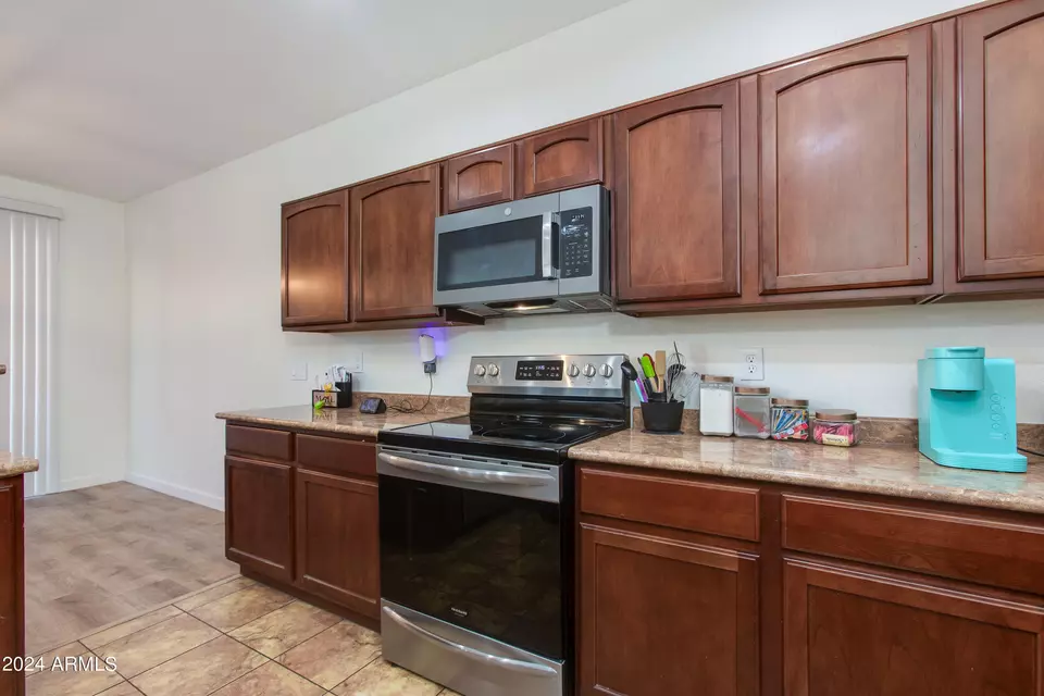 Kitchen - 1526 N 81st Ln, Phoenix, AZ 85043 photo 3 of 6