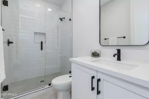 Bath - 4609 E Catalina Dr, Phoenix, AZ 85018 photo 5 of 12