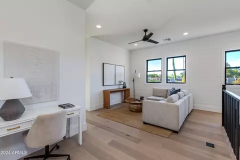 Bath - 4609 E Catalina Dr, Phoenix, AZ 85018 photo 4 of 12