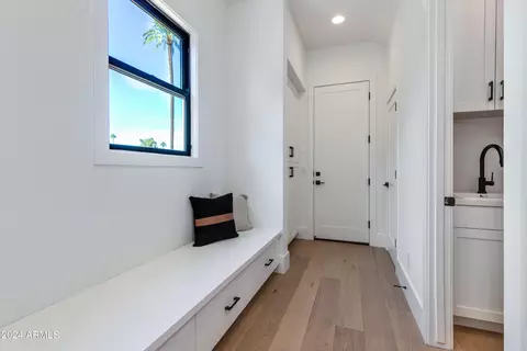 Entry Way - 4609 E Catalina Dr, Phoenix, AZ 85018 photo 2 of 3