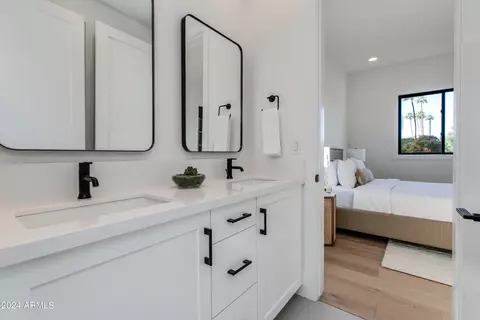 Bath - 4609 E Catalina Dr, Phoenix, AZ 85018 photo 6 of 12