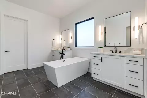 Bath - 4609 E Catalina Dr, Phoenix, AZ 85018 photo 2 of 12