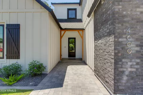 Entry Way - 4609 E Catalina Dr, Phoenix, AZ 85018 photo 3 of 3