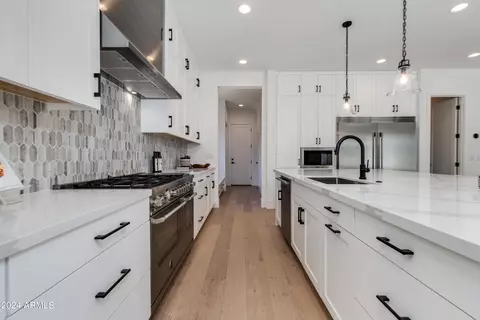Kitchen - 4609 E Catalina Dr, Phoenix, AZ 85018 photo 3 of 6