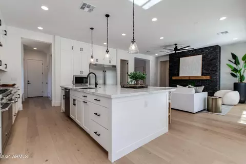 Kitchen - 4609 E Catalina Dr, Phoenix, AZ 85018 photo 4 of 6