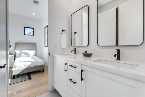 Bath - 4609 E Catalina Dr, Phoenix, AZ 85018 photo 7 of 12