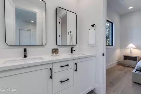 Bath - 4609 E Catalina Dr, Phoenix, AZ 85018 photo 10 of 12