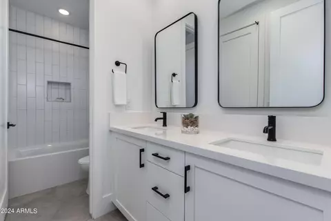 Bath - 4609 E Catalina Dr, Phoenix, AZ 85018 photo 9 of 12