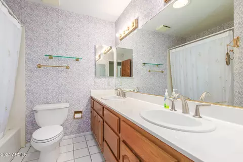 Bath - 8618 N 15th Dr, Phoenix, AZ 85021 photo 2 of 3