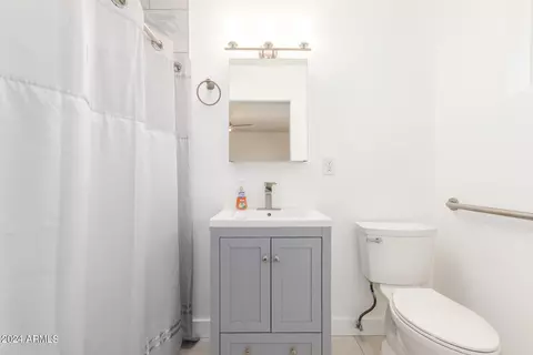 Bath - 8618 N 15th Dr, Phoenix, AZ 85021 photo 1 of 3