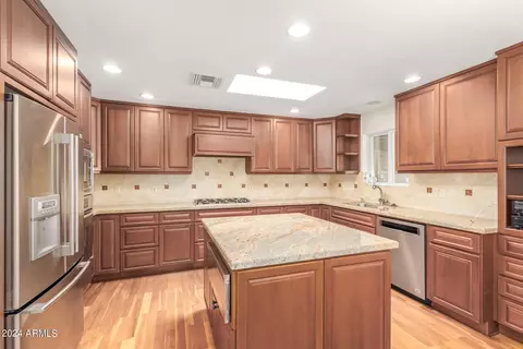 Kitchen - 8618 N 15th Dr, Phoenix, AZ 85021 photo 2 of 5