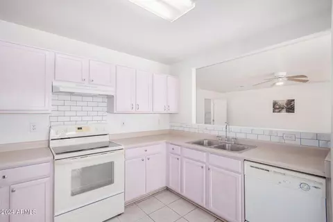 Kitchen - 690 S Concord St, Gilbert, AZ 85296 photo 2 of 3