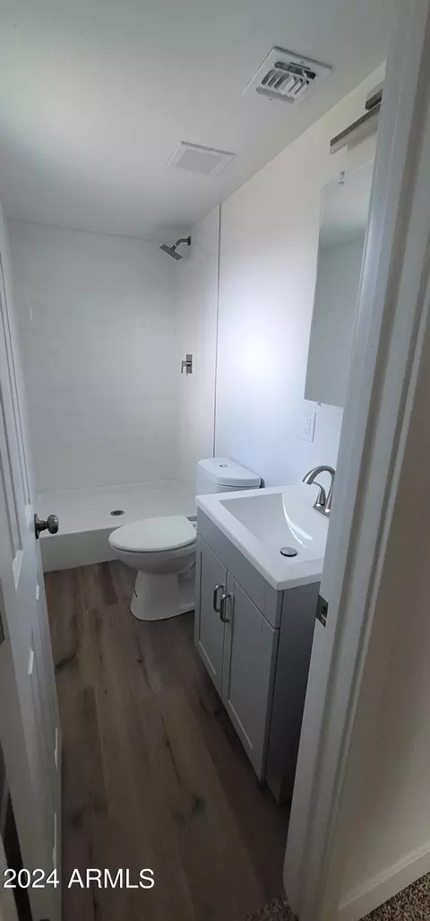 Bath - 6344 W Berkeley Rd, Phoenix, AZ 85035 photo 5 of 7