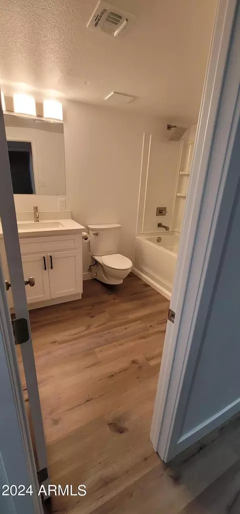 Bath - 6344 W Berkeley Rd, Phoenix, AZ 85035 photo 3 of 7