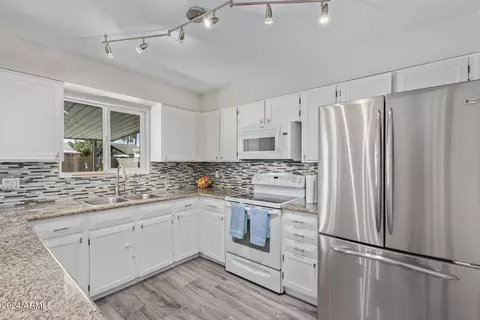 Kitchen - 415 E Fordham Dr, Tempe, AZ 85283 photo 3 of 5