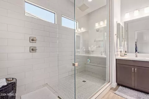 Bath - 909 E Buist Ave, Phoenix, AZ 85042 photo 4 of 7