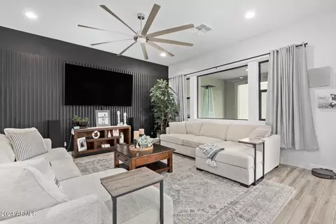 Living - 909 E Buist Ave, Phoenix, AZ 85042 photo 2 of 6