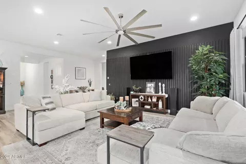 Living - 909 E Buist Ave, Phoenix, AZ 85042 photo 3 of 6