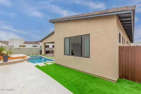 Exterior - 909 E Buist Ave, Phoenix, AZ 85042 photo 8 of 18