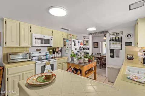 Kitchen - 2 E Calavar Rd, Phoenix, AZ 85022 photo 3 of 4
