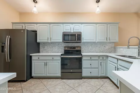 Kitchen - 926 S Banning St, Gilbert, AZ 85296 photo 3 of 6