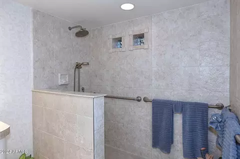 Bath - 520 E Fairmont Dr, Tempe, AZ 85282 photo 2 of 6