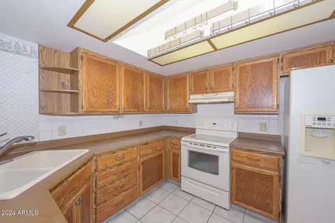 Kitchen - 2543 E Wagoner Rd, Phoenix, AZ 85032 photo 3 of 5
