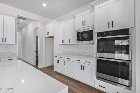 Kitchen - 1291 E Donato Ct, Gilbert, AZ 85298 photo 5 of 7