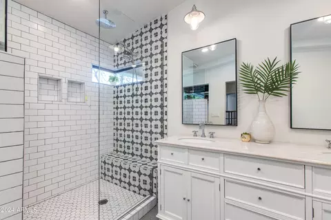 Bath - 4036 E Vernon Ave, Phoenix, AZ 85008 photo 2 of 4
