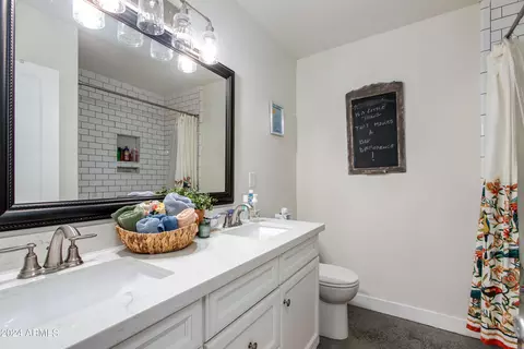 Bath - 4036 E Vernon Ave, Phoenix, AZ 85008 photo 4 of 4