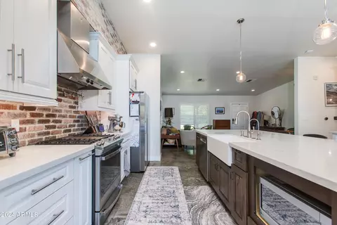Kitchen - 4036 E Vernon Ave, Phoenix, AZ 85008 photo 6 of 6