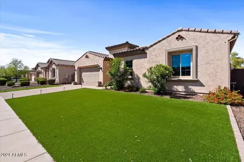 Exterior - 872 E Hampton Ln, Gilbert, AZ 85295 photo 4 of 17
