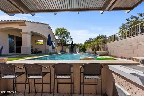 Exterior - 872 E Hampton Ln, Gilbert, AZ 85295 photo 12 of 17