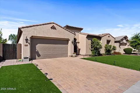 Exterior - 872 E Hampton Ln, Gilbert, AZ 85295 photo 3 of 17